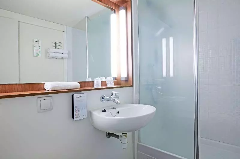 キングサイズベッドのスイートルーム, Holiday Inn Express Florence Northeast, An Ihg
