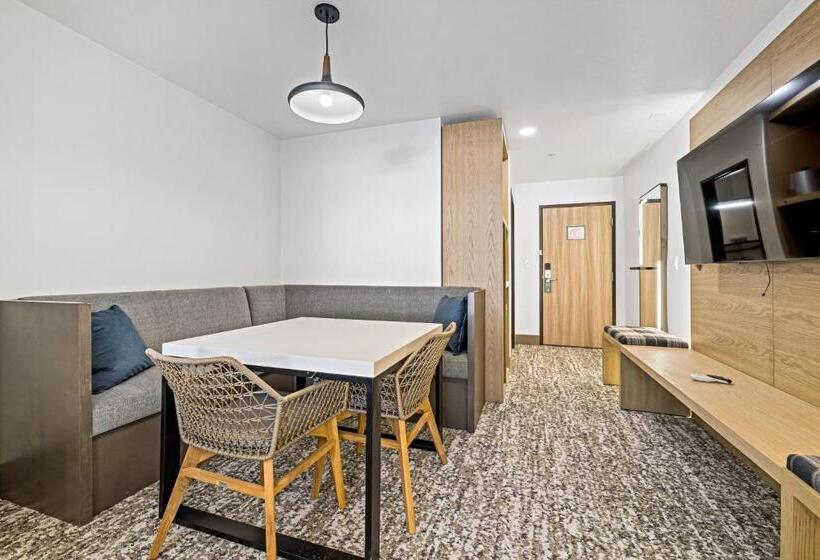 סטודיו דלוקס, The Evergreen