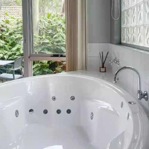 キングサイズベッドのスタンダードルーム, Waves Luxury Suites