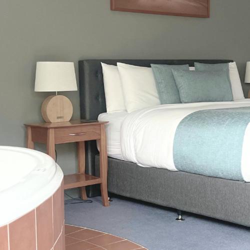 חדר סטנדרט עם מיטת קינג, Waves Luxury Suites