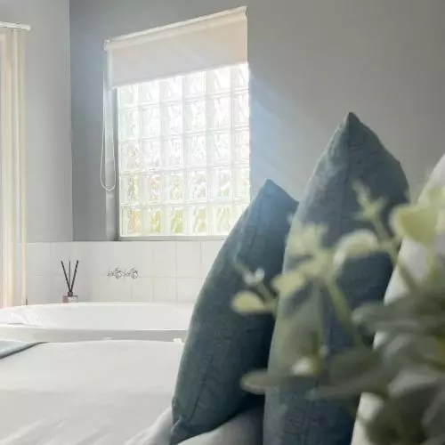キングサイズベッドのスタンダードルーム, Waves Luxury Suites