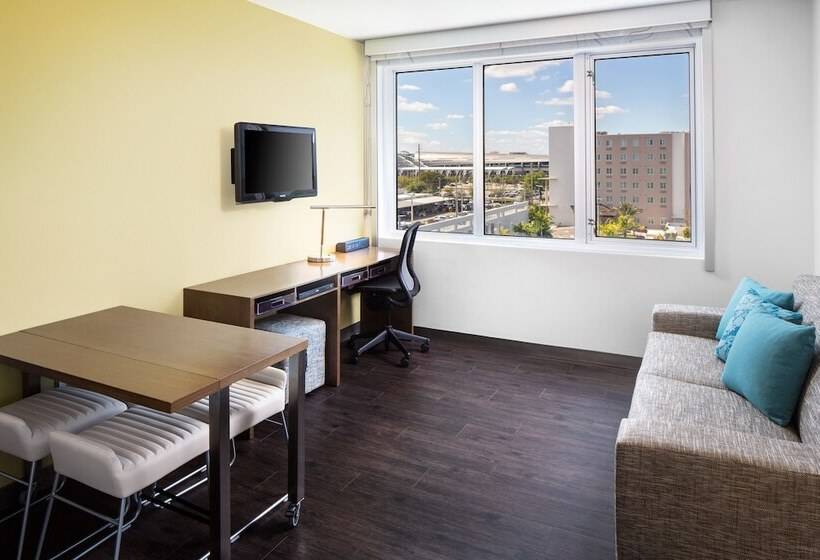 行政套房, Element Miami International Airport