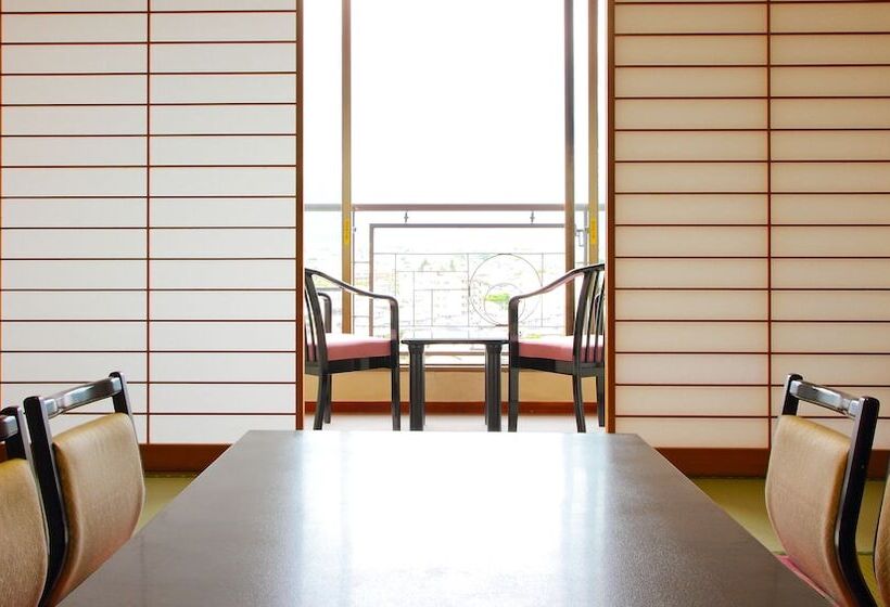 غرفة قياسية, Hana Isawa