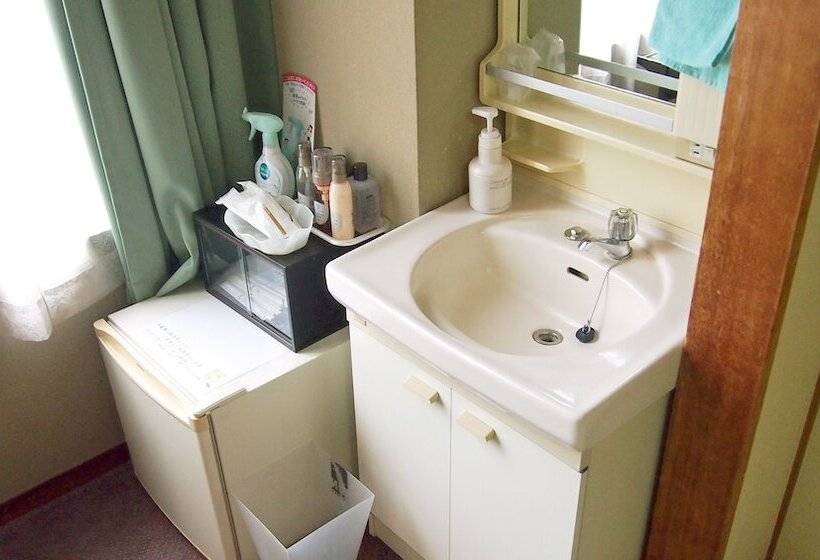 غرفة قياسية, Hana Isawa