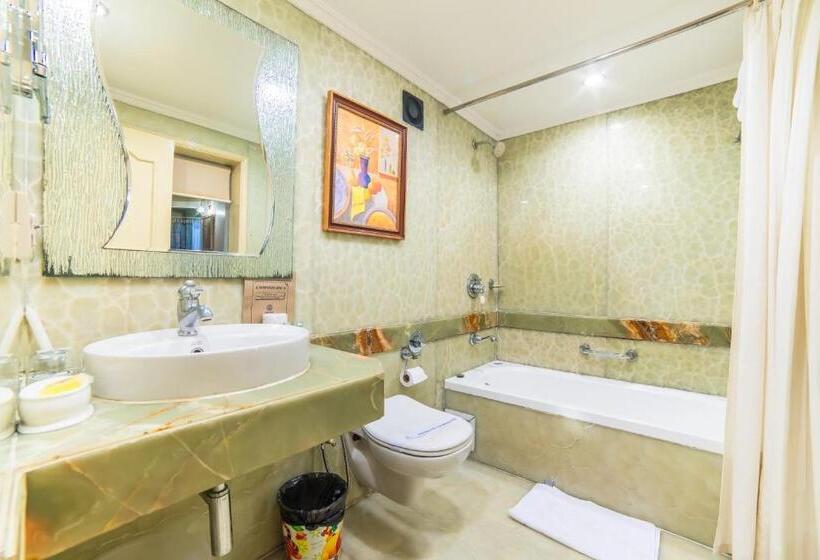 Номер Deluxe, Hillock