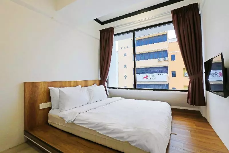身障者適用キングサイズベッドルーム, Holiday Inn Express Pratt, An Ihg