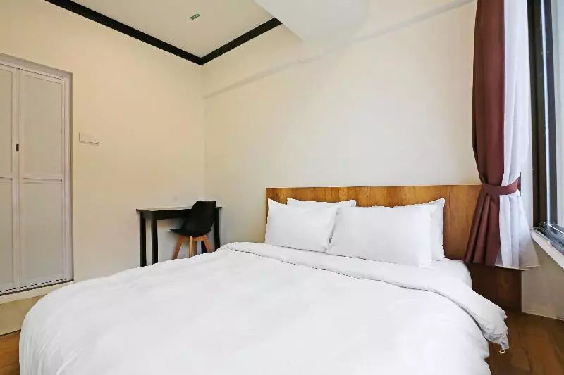 身障者適用キングサイズベッドルーム, Holiday Inn Express Pratt, An Ihg