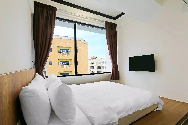 身障者適用キングサイズベッドルーム, Holiday Inn Express Pratt, An Ihg
