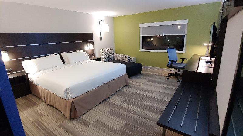 Standard Szoba King Size Bed, Holiday Inn Express Schaumburg Rolling Meadows, An Ihg
