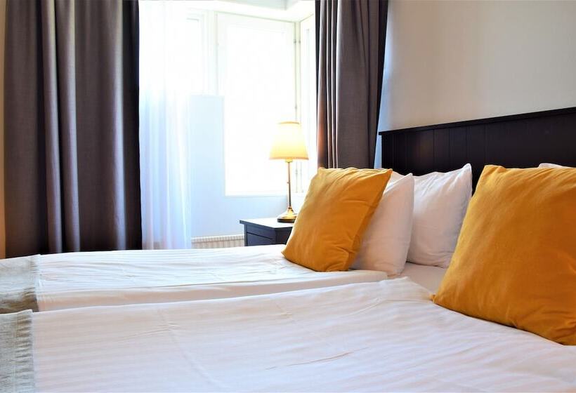 חדר משפחתי, L Erikslund