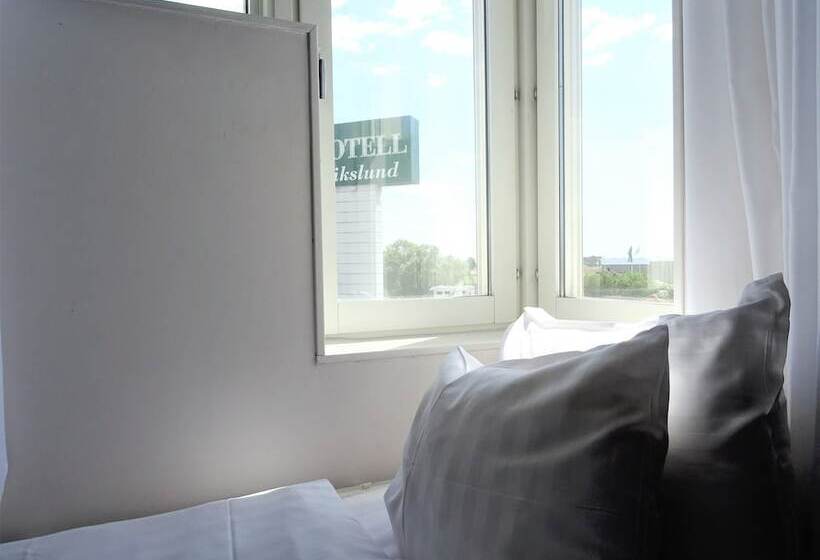 חדר סטנדרט לשלושה, L Erikslund