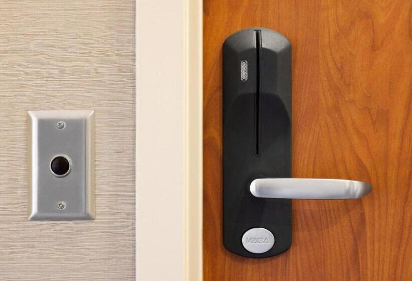 غرفة قياسية سرير كينج لذوى الإحتياجات الخاصة, Holiday Inn Express Hotel & Suites Edmond, An Ihg