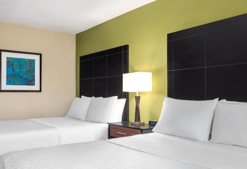 장애인을 위한 스탠다드 룸, Holiday Inn Express Hotel & Suites Edmond, An Ihg