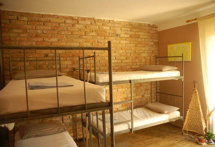 تختخواب در اتاق مشترک, Hostel Anton