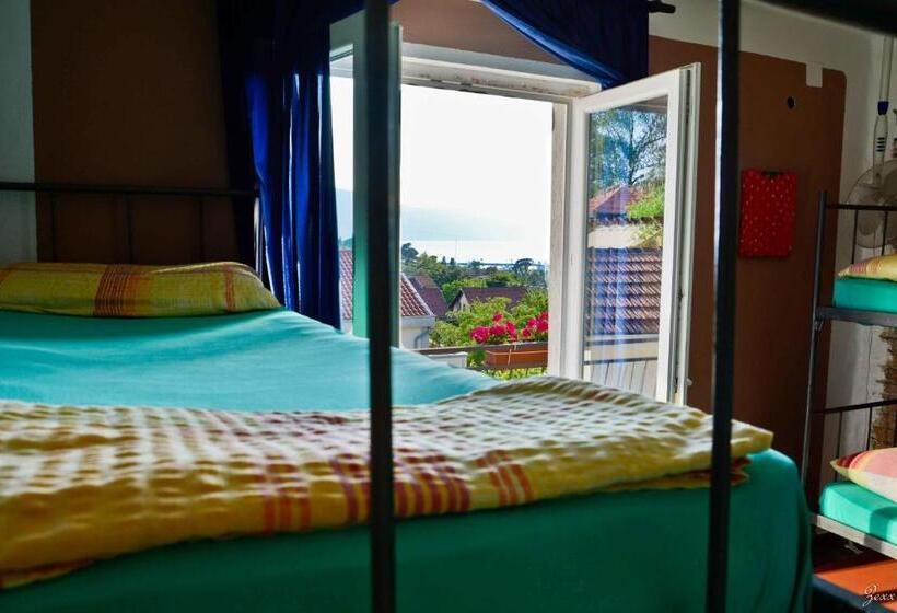 تختخواب در اتاق مشترک, Hostel Anton