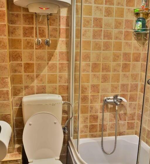 اتاق استاندارد چهارنفره با سرویس بهداشتی مشترک, Hostel Anton