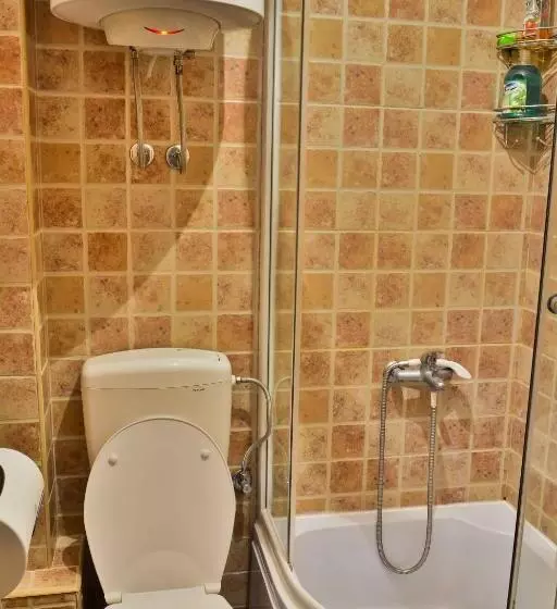 اتاق استاندارد چهارنفره با سرویس بهداشتی مشترک, Hostel Anton