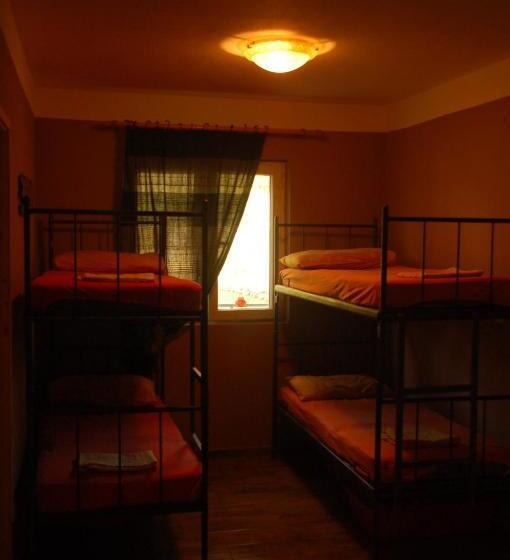 اتاق استاندارد چهارنفره با سرویس بهداشتی مشترک, Hostel Anton