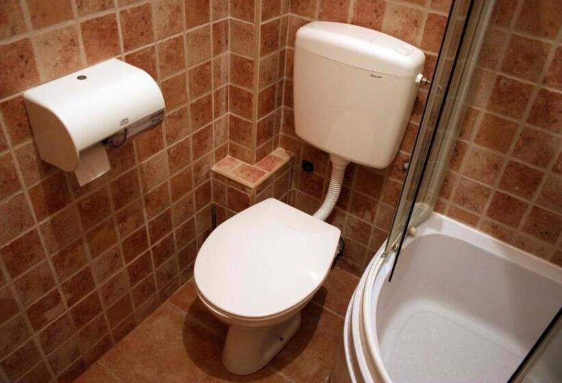 اتاق استاندارد سه نفره, Hostel Anton