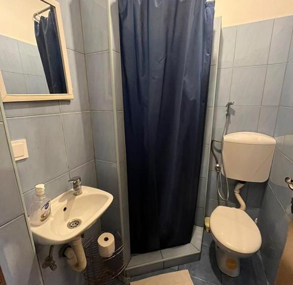 تختخواب در اتاق مشترک, Hostel Anton