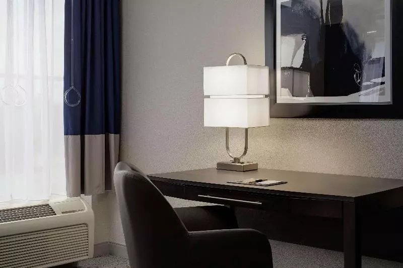 キングサイズベッドのスタンダードルーム, Doubletree By Hilton Richmond Airport