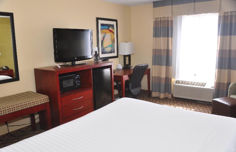 Номер Стандарт Адаптированный для Инвалидов, Holiday Inn Express & Suites Lancaster By Ihg