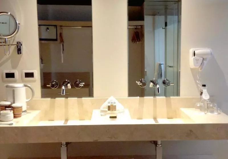 身障者適用キングサイズベッドルーム, Holiday Inn Express Hocking Hills Logan, An Ihg