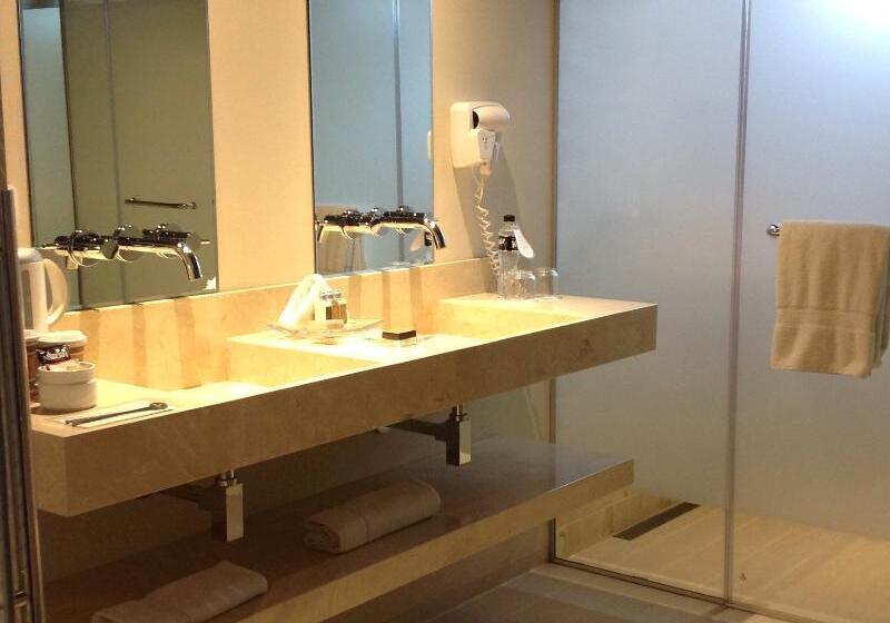 غرفة قياسية سرير كينج لذوى الإحتياجات الخاصة, Holiday Inn Express Hocking Hills Logan, An Ihg