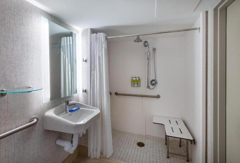 장애인용 디럭스룸, Holiday Inn Express State College At Williamsburg Square, An Ihg