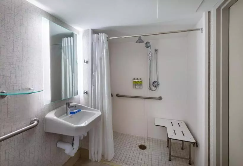 障害者適応デラックスルーム, Holiday Inn Express State College At Williamsburg Square, An Ihg