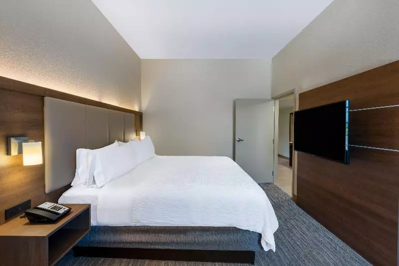 身障者適用キングサイズベッドルーム, Holiday Inn Express State College At Williamsburg Square, An Ihg