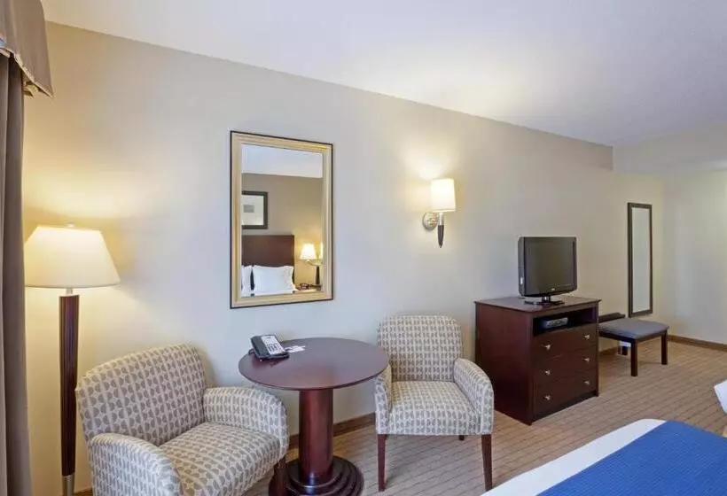 身障者適用キングサイズベッドルーム, Holiday Inn Express & Suites Malone, An Ihg