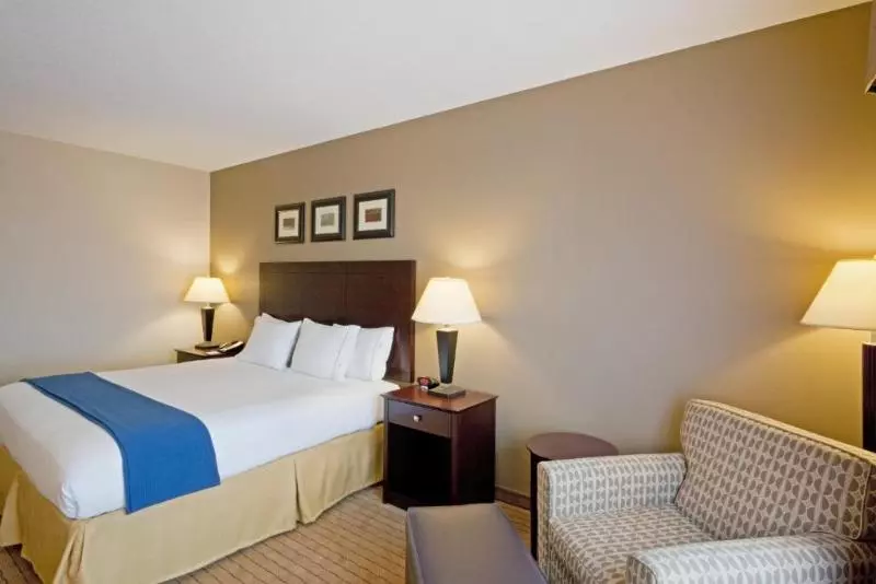 身障者適用キングサイズベッドルーム, Holiday Inn Express & Suites Malone, An Ihg