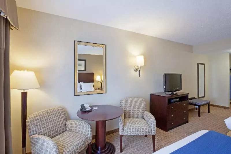 身障者適用キングサイズベッドルーム, Holiday Inn Express & Suites Malone, An Ihg