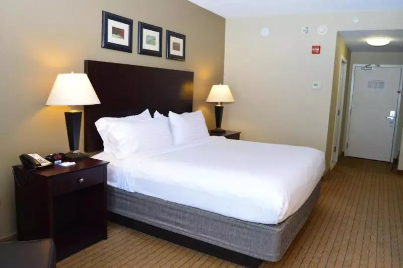 身障者適用キングサイズベッドルーム, Holiday Inn Express & Suites Malone, An Ihg