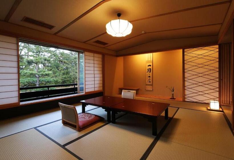 غرفة قياسية رباعية, Monjusou