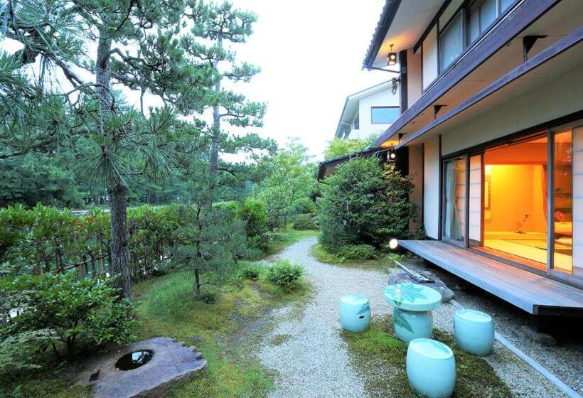 غرفة قياسية رباعية, Monjusou