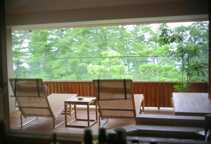 جناح ديلوكس, Monjusou