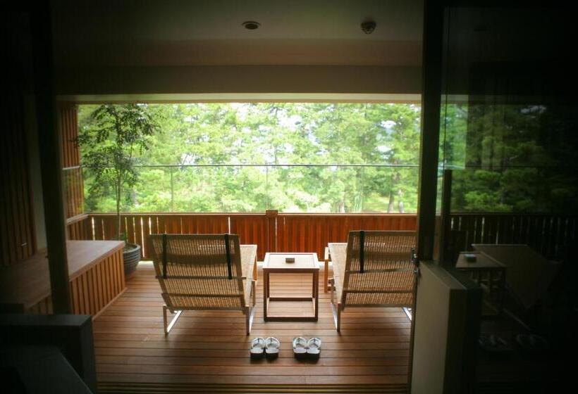 جناح ديلوكس, Monjusou