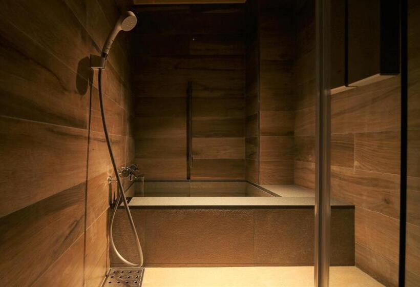 غرفة قياسية مزوَّدة بتراس, Monjusou