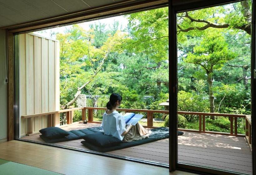 غرفة قياسية مزوَّدة بتراس, Monjusou