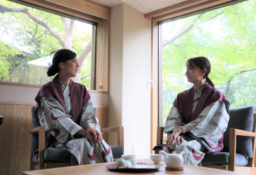 غرفة قياسية مزوَّدة بتراس, Monjusou