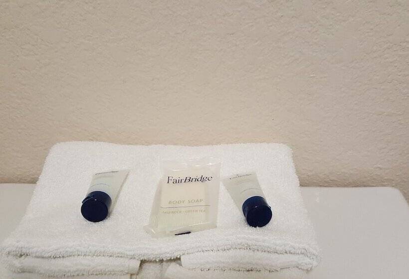 带2个双人床的标准工作室, Gurnee Motel