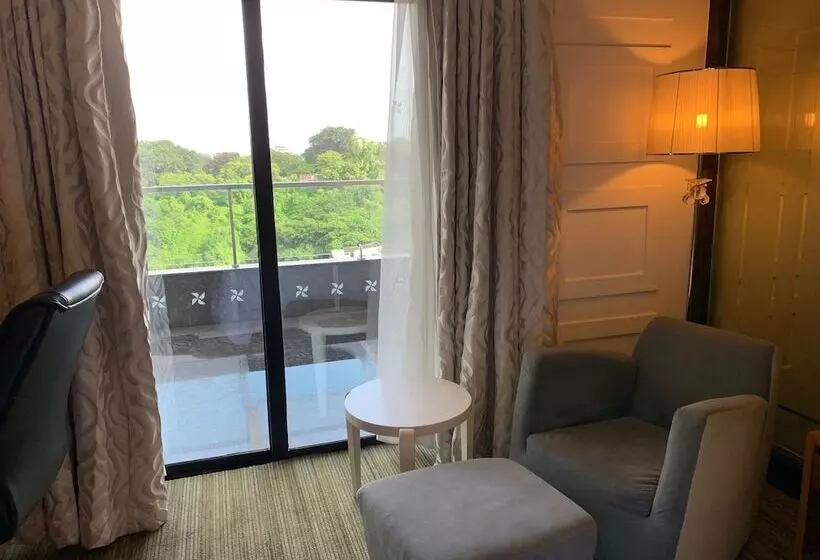 バルコニー付プレミアムルーム, Four Points By Sheraton Visakhapatnam