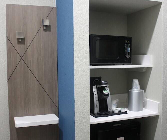 جناح, Holiday Inn Express Hotel & Suites Shamrock North By Ihg