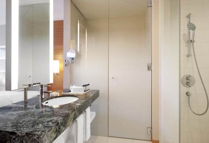 חדר קלאב, Sheraton Grand Hiroshima