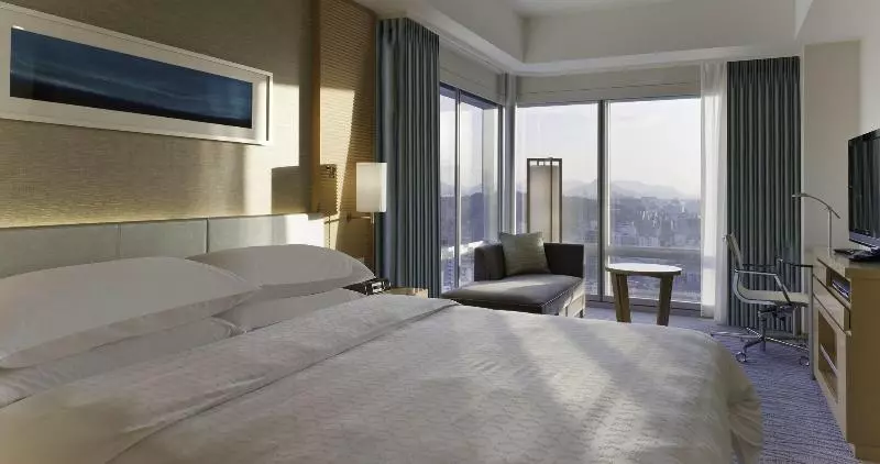 キングサイズベッド、シティビューデラックスルーム, Sheraton Grand Hiroshima