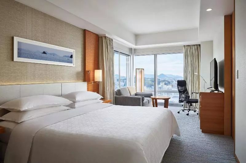 キングサイズベッド、シティビューデラックスルーム, Sheraton Grand Hiroshima