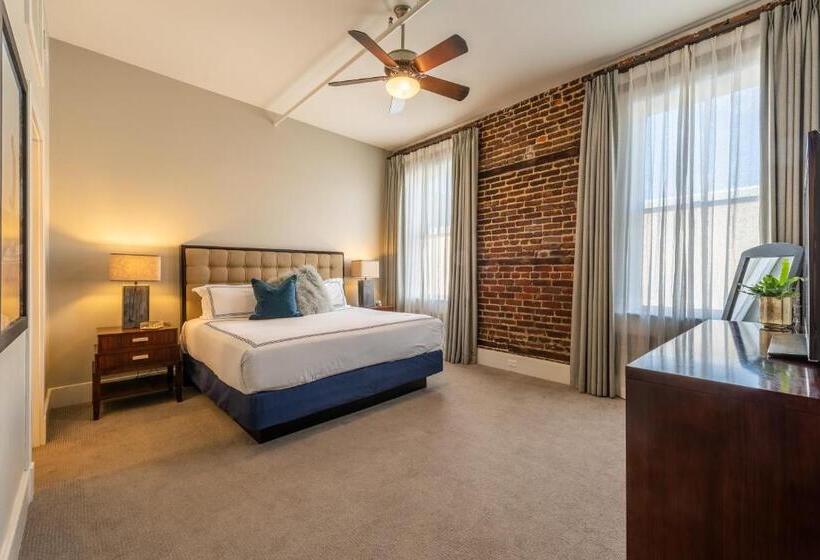 デラックススイート2ベッドルーム, The Restoration