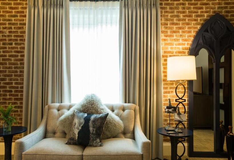 キングサイドベッドのスタンダードワンルーム, The Restoration